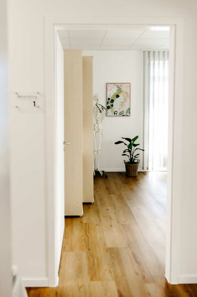 Blick in ein Behandlungszimmer der Hausarztpraxis Schmoor in Bad Oyenhausen