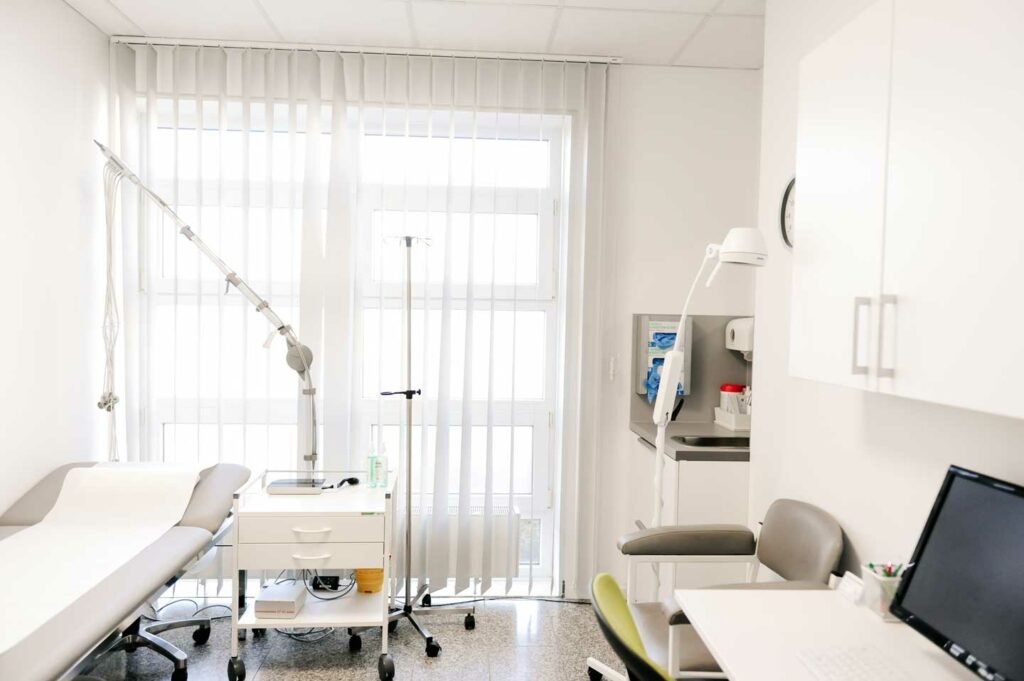 Behandlungszimmer der Hausarztpraxis Schmoor in Bad Oyenhausen